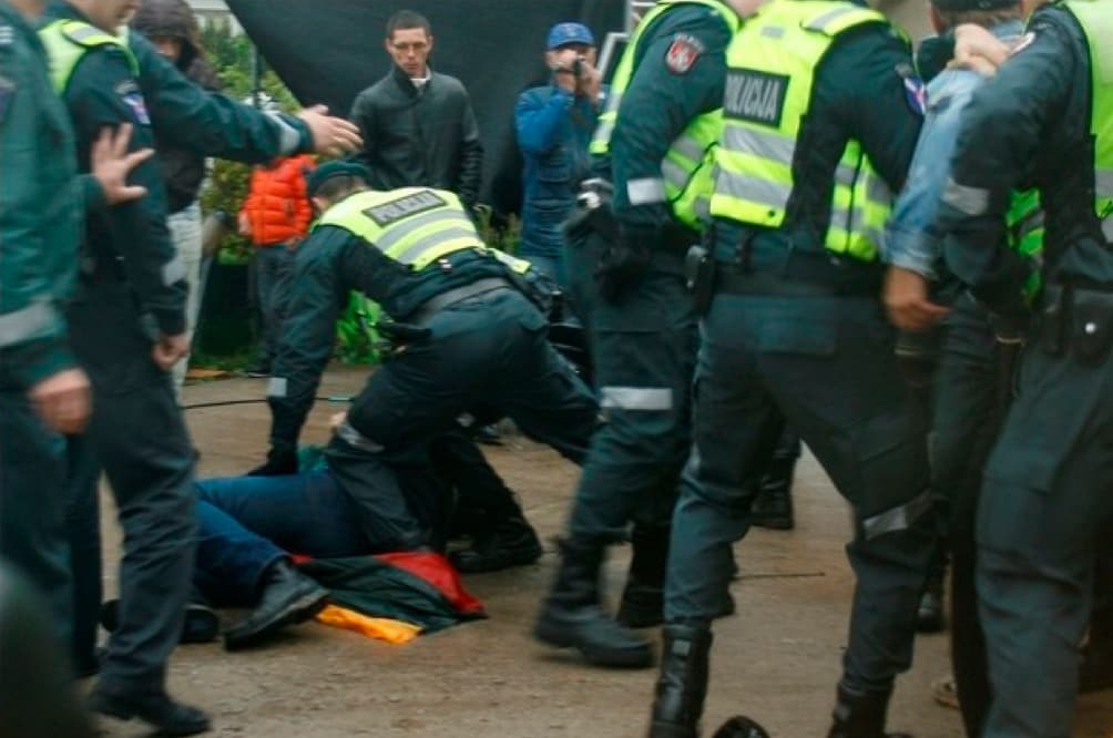 Kadras iš mergaitės išlaisvinimo operacijos, kuriai sėkmingai vadovavo tuometinis generalinis policijos komisaras Saulius Skvernelis, 2012 m. gegužės 17 d. Garliavoje.