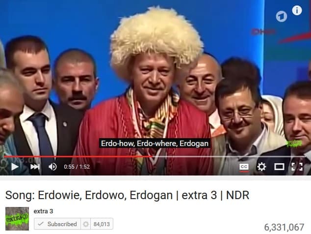 Turkijos vadovas (viduryje, su keistoka kepure).