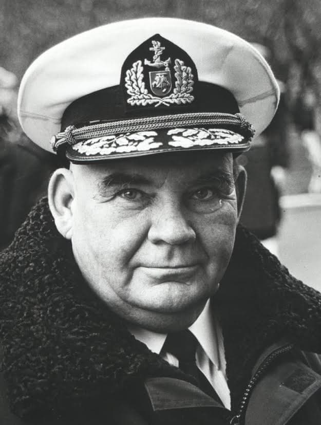 Mirė pirmasis Karinių jūrų pajėgų vadas dimisijos flotilės admirolas R. S. Baltuška
