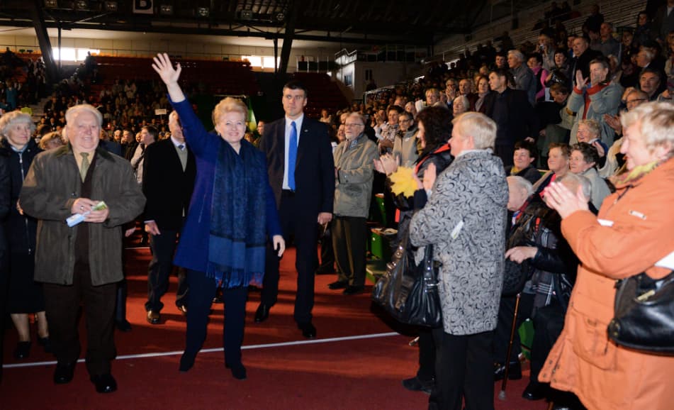 Prezidentė D. Grybauskaitė Lietuvos tremtinių yra tiesiog garbinama. Nuotraukoje – prezidentė Lietuvos politinių kalinių ir tremtinių sąjungos, 2013 m. minėjusios 25 metų jubiliejų, svarbiausia viešnia. Nuotr. prezidentas.lt