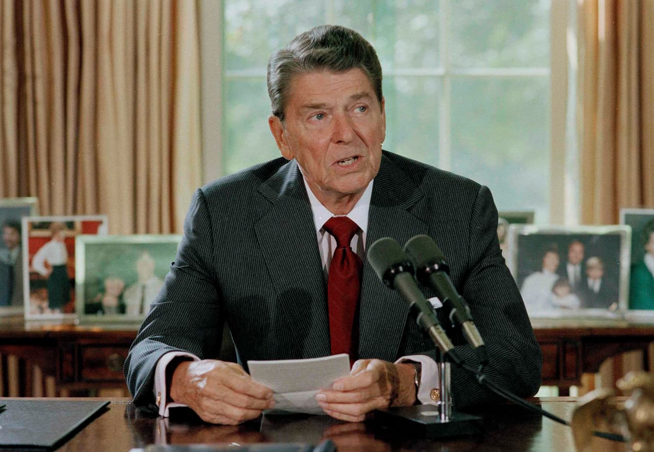 Tai, kas dabar vadinama Strateginės gynybos iniciatyva (SDI), nėra naujiena, o JAV prezidento Ronaldo Reigano (Ronald Reagan) sugalvoti vadinamieji Žvaigždžių karai (Star Wars), apie kurių pradžią buvo paskelbta žymiojoje jo kalboje 1983 m. kovo 23 d.