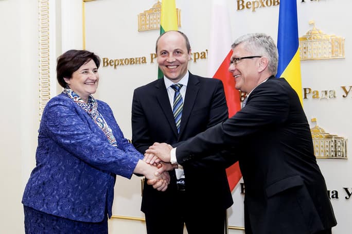 Lietuvos, Lenkijos ir Ukrainos parlamentų narių asamblėjos sesijoje Kijeve dalyvaujanti Seimo Pirmininkė Loreta Graužinienė susitiko su Ukrainos Aukščiausiosios Rados Pirmininku Andrijumi Parubijumi ir Lenkijos Respublikos Senato Pirmininku Stanislavu Karčevskiu (Stanisław Karczewski)