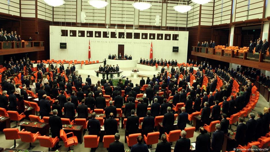 Turkijos prezidentas atėmė iš šalies parlamento narių neliečiamybę