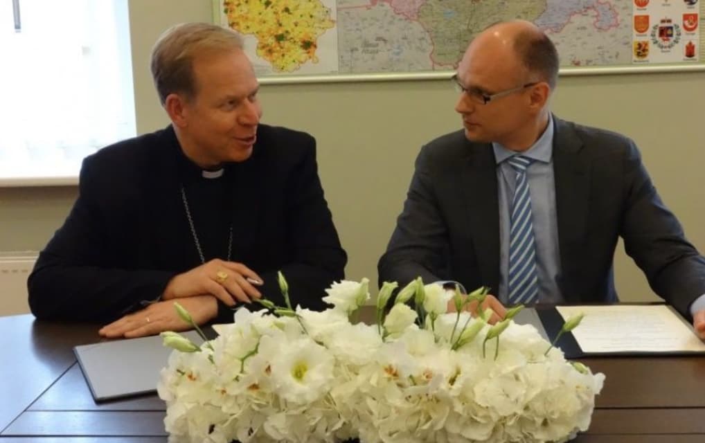 Lietuvos Vyskupų Konferencijos pirmininkas, arkivyskupas G.Grušas ir vidaus reikalų ministras T.Žilinskas pasirašė susitarimą dėl pareigūnų sielovados. Nuotr. vrm.lt