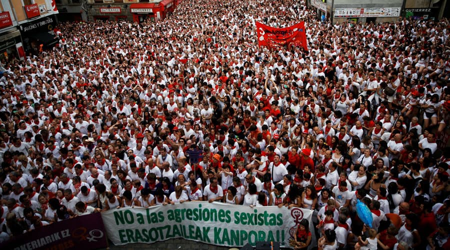 Pamplonoje tūkstančiai žmonių protestuoja prieš seksualinius išpuolius