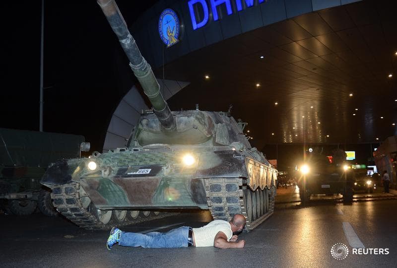 Turkijoje nepavyko įvykdyti karinio perversmo