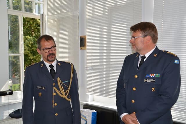 Nuotraukose – ceremonijos išvakarėse abu Švedijos karininkai apsilankė Krašto apsaugos savanorių pajėgų Žemaičių apygardos 3-iojoje rinktinėje Klaipėdoje. Nuotraukų aut. – št. srž. Aringas Švedas).