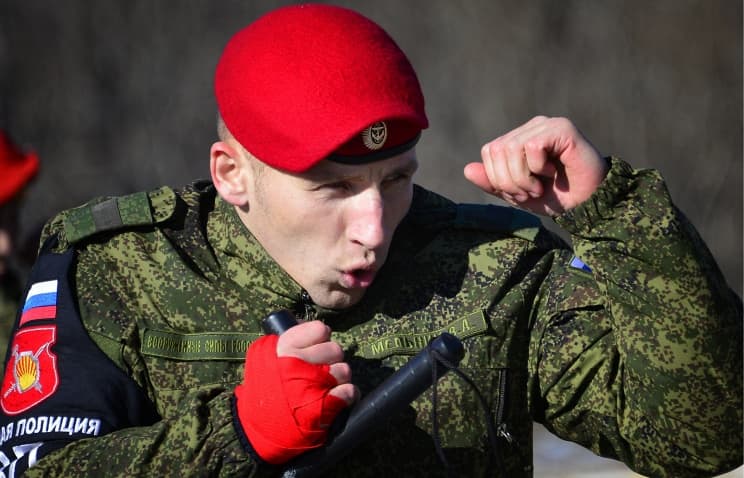 NATO kariškiai pakviesti stebėti Rusijos armijos pratybų „Kavkaz 2016“, kurios vyks rugsėjį. Nuotraukoje matome Rusijos karinės policijos, saugosiančios NATO kariškius, atstovą. http://battlebrotherhood.ru nuotr.