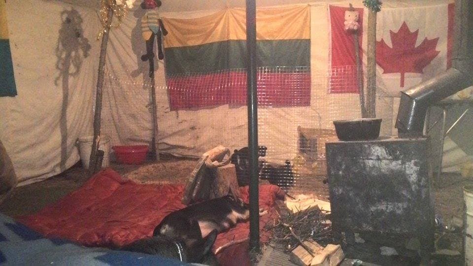 Dokumentinių filmų režisierės (nieko neprimena?) Agnės Zalanskaitės feisbuko paskyroje gausu nuotraukų iš Ukrainos. Jose matyti iš Lietuvos vežami ginklai, batai, net mūsų šalies vėliava. Už ką kovoja Lietuvos ir kitų šalių kino dokumentininkai?