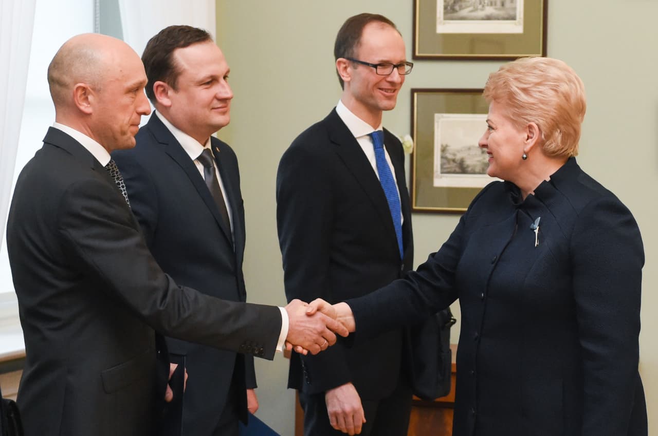 STT vadovas (kairėje) ir prezidentė (dešinėje). Nuotr. prezidentas.lt