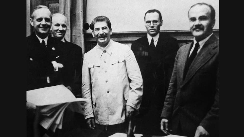 Molotovo-Ribentropo paktas – Maskvoje 1939 m. rugpjūčio 23 d. pasirašytas nacistinės Vokietijos ir SSRS paktas – nepuolimo sutartis bei slapti Vidurio ir Rytų Europos padalijimo protokolai. Paktą pasirašė šalių užsienio reikalų ministrai – Joachimas fon Ribentropas ir Viačeslavas Molotovas. Pagal šios sutarties slaptuosius protokolus į SSRS įtakos sferą pateko Suomija, Estija, Latvija, rytų Lenkija ir dalis Rumunijos (Besarabija). Vokietijos įtakon pateko Lietuva ir vakarų Lenkija. Dažnai klaidingai manoma, kad pagal Molotovo-Ribentropo paktą Lietuva turėjo atitekti Rusijai. Iš pradžių SSRS ir Vokietija Lietuvą susitarė priskirti Vokietijos interesų zonai, ir tik 1939 m. rugsėjo 28 d. (jau prasidėjus Antram pasauliniam karui) Vokietija ir SSRS pasirašė sienos ir draugystės sutartį, pagal