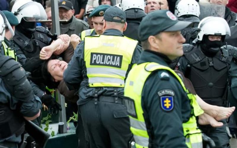 Garliavos šturmo – mergaitės išvadavimo operacijoje policininkai buvo priversti pašalinti viskas kliūtis.