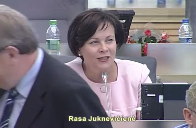 Teigiama, kad šaukštų direktorius yra susijęs su konservatoriais