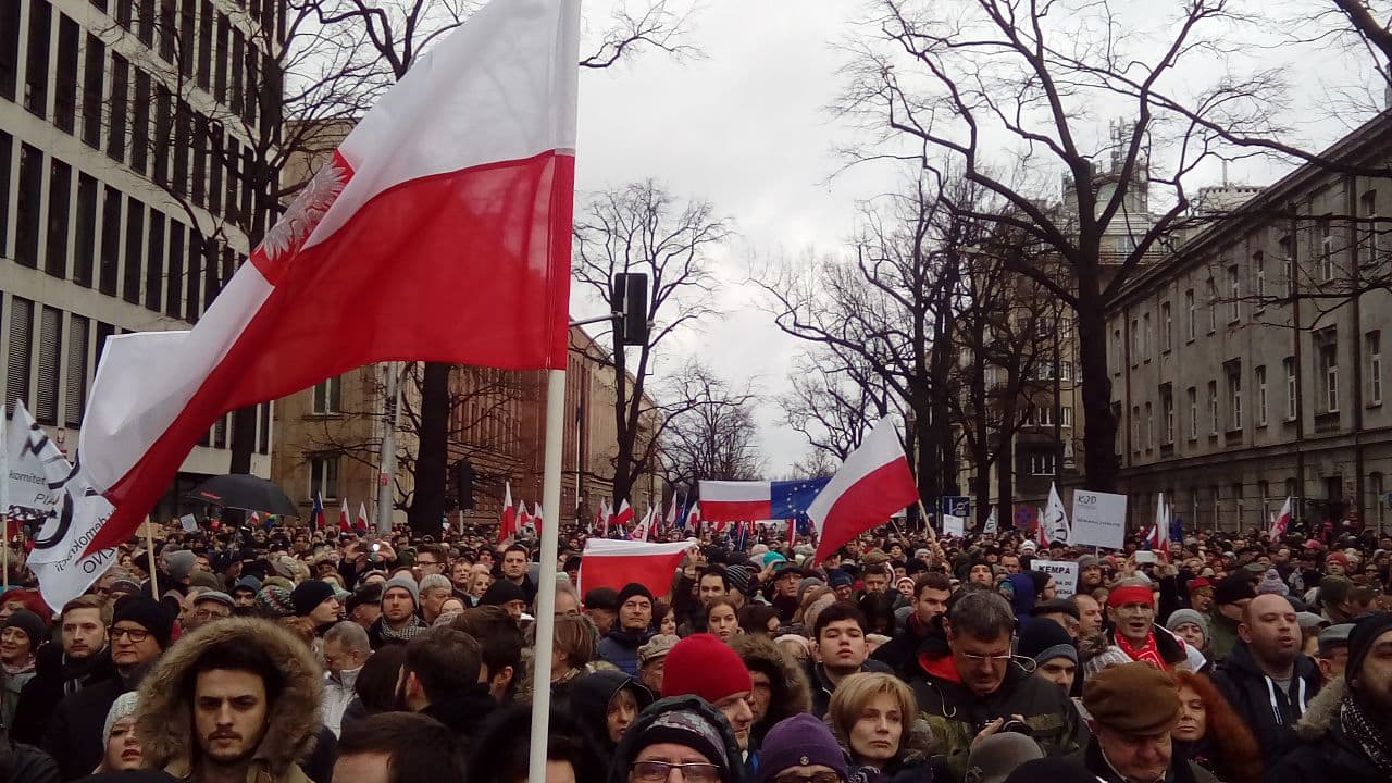 Lenkiją nuo 2015 m. spalio krečia konstitucinė krizė.