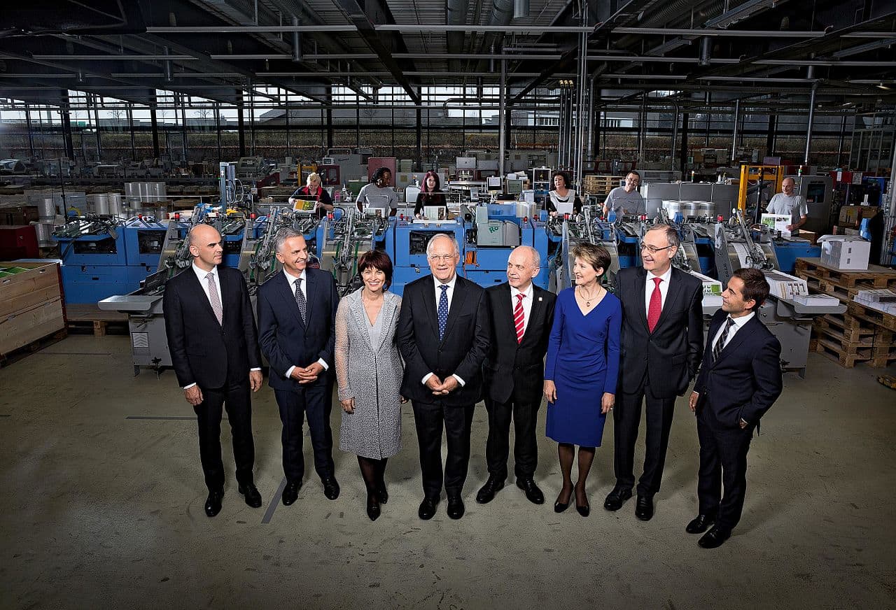 Vietoje prezidento ar didelės vyriausybės Šveicariją kolegialiai valdo 7 Federalinės Tarybos nariai. 2016 m. Federalinė Taryba.