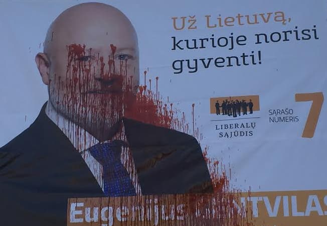Klaipėdoje piktadariai išniekino liberalo plakatą