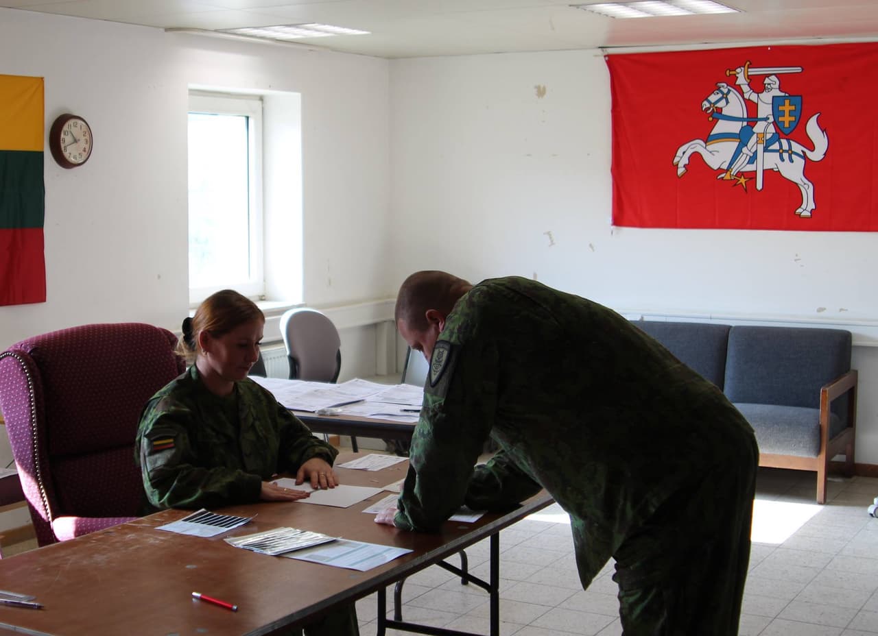 Tarptautinėse pratybose „Allied Spirit V“ Vokietijoje dalyvaujantys kariai balsuoja. Nuotraukos autorius št. srž. Edikas Ponomariovas.