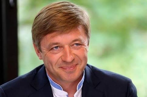 „Mielieji, noriu padėkoti už Jūsų pasitikėjimą Seimo rinkimuose ir mums suteiktą galimybę prisiimti atsakomybę už pokyčius valstybėje. Laukia daug darbų, tam mes turime pakankamai patirties ir ryžto. Suprantame, kad gavome vilties balsus, todėl neturime teisės Jūsų nuvilti. Tarnystė Lietuvai yra mūsų sąžinės ir garbės reikalas“, - savo facebook paskyroje pranešė R. Karbauskis. Nuotr. facebook.com.