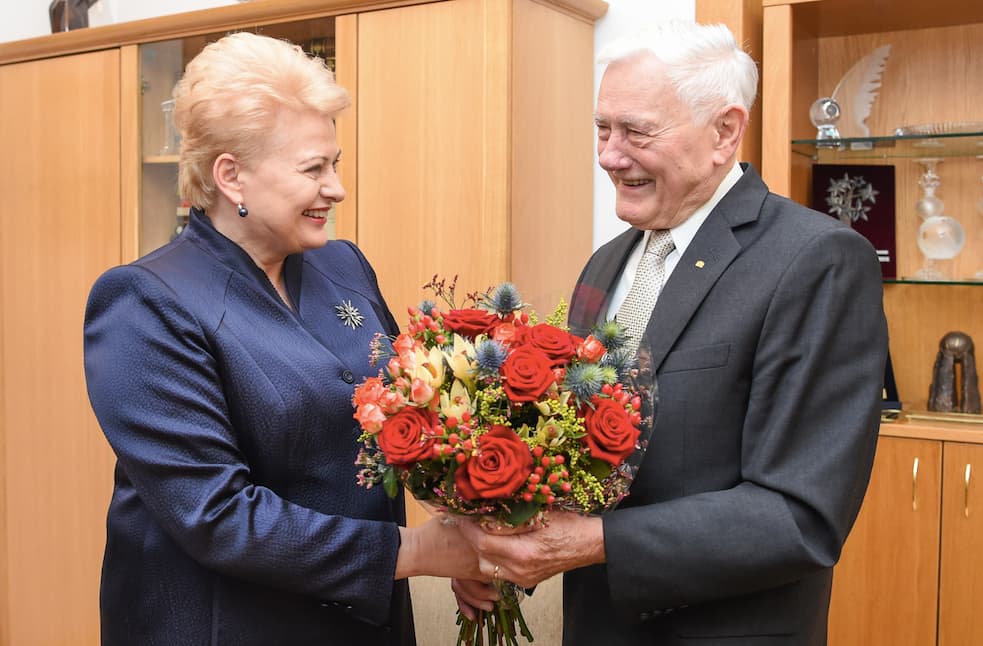 Prezidentė pasveikino Prezidentą Valdą Adamkų 90 metų jubiliejaus proga. Nuotr. prezidentas.lt