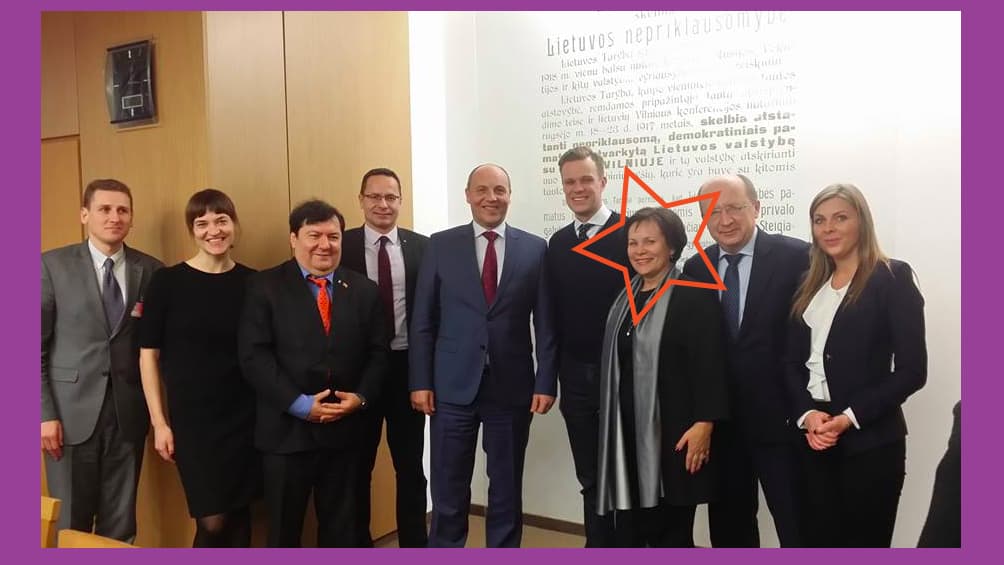 Konservatorė R. Juknevičienė (trečia iš dešinės, raudona žvaigžde apibraukta galva). Nuotr. facebook.com