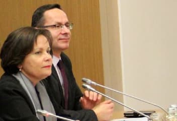 R. Juknevičienė (kairėje). Nuotr. facebook.com