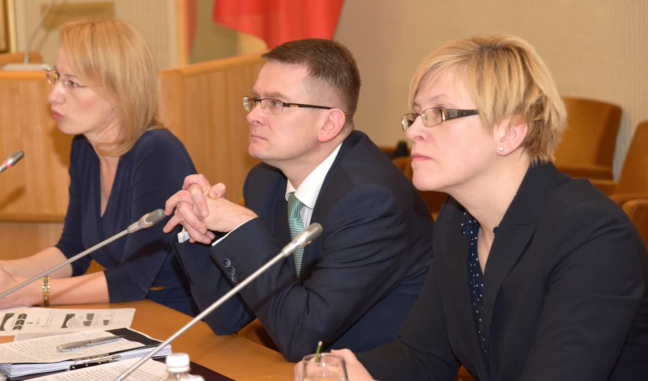 Finansų specialistė I. Šimonytė (dešinėje) ir valstybės kontrolierius A. Dulkys. Nuotr. vkontrole.lt