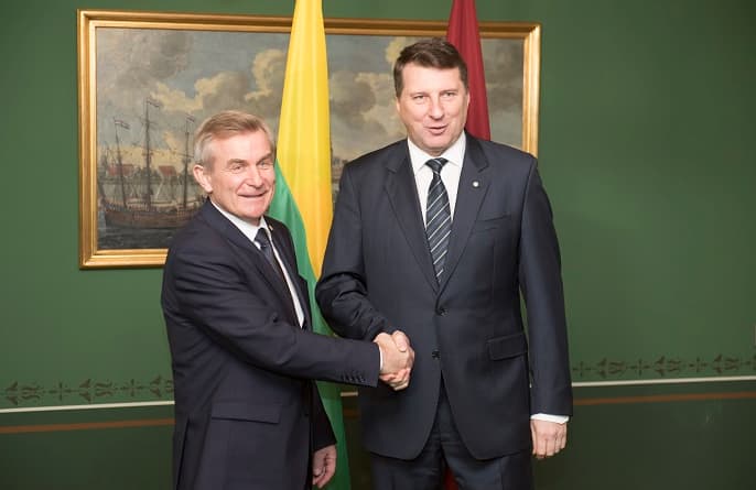 Seimo Pirmininkas V. Pranckietis ir Latvijos prezidentas R. Vėjuonis. Nuotr. lrt.lt