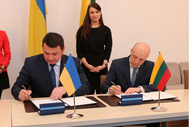 Sutartį pasirašė Ukrainos nacionalinio antikorupcijos biuro direktorius Artem Sytnyk ir STT direktorius Saulius Urbanavičius.