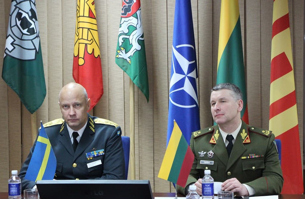 Švedija nepriklauso NATO, bet aktyviai bendradarbiauja su NATO narėmis.