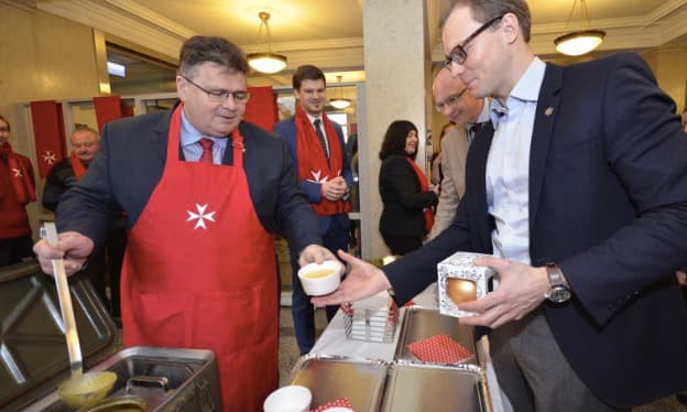 Renginio metu sriubą pilstė ir pats Lietuvos diplomatijos vadovas L. Linkevičius. Nuotr. facebook.com