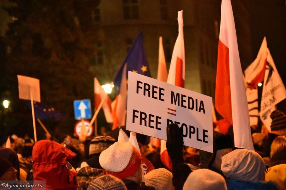Lenkijoje tūkstančiai žmonių protestuoja prieš cenzūros įvedimą