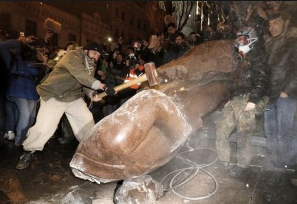 Ukrainoje jau nugriauta virš tūkstančio Lenino paminklų