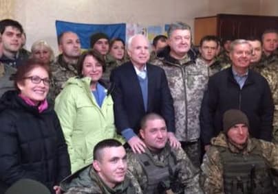 Svarbi žinia Lietuvai: JAV senatorius Dž. Makeinas naujuosius sutiko su Ukrainos kariais ant fronto linijos