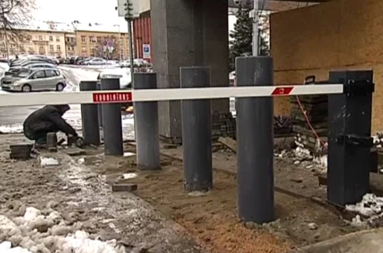 Ypatingos saugumo priemonės Vyriausybės rūmams: nuo teroristų pastatą saugos stulpai