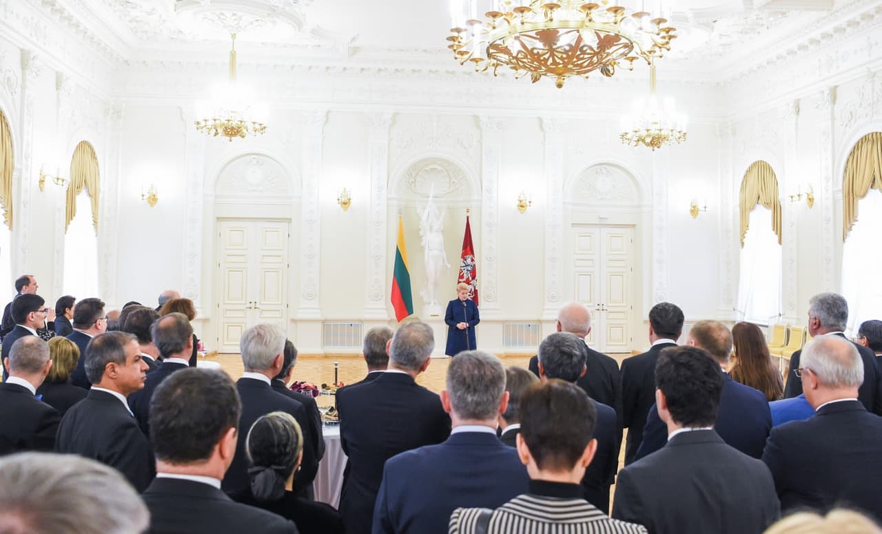 Ambasadoriai su dideliu dėmesiu išklausė prezidentės įžvalgų. Nuotr. prezidentas.lt