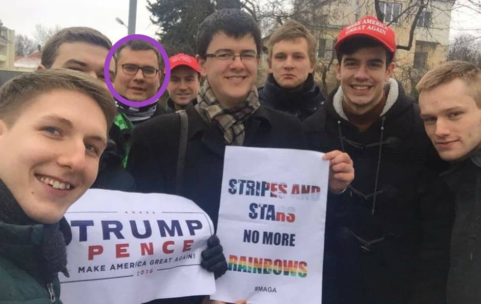 Politikos mokslininkas, konservatorius L. Kačiūnas (galvutė apibraukta violetiniu apskritimu) piketuoja prie JAV ambasados išreikįdamas paramą JAV prezidentui. Nuotr. facebook.com