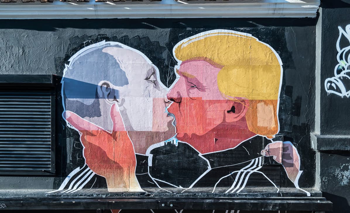 JAV prezidentas Donaldas Trampas (piešinyje dešinėje) yra išsakęs kritikos dėl NATO ir palankiai kalba apie Brexit'ą. „Jau seniai sakiau, kad NATO turi problemų. Visų pirma, ji yra pasenusi, nes buvo sukurta prieš daug, daug metų. Ji yra pasenusi, nes nesirūpina terorizmu“, - yra teigęs D. Trampas. O Jungtinės Karalystės sprendimą išstoti iš ES, JAV prezidentas vadina „išmintingu“. Nuotr. newyorker.com