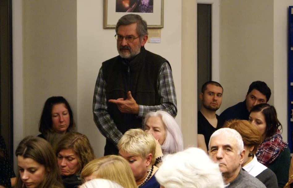 Prieštaringai vertinamas liberalas G. Babravičius (stovi) savo išvedžiojimus mėgsta skleisti įvairiose auditorijose, net tose, kur yra ir jaunimo. Nuotr. facebook.com