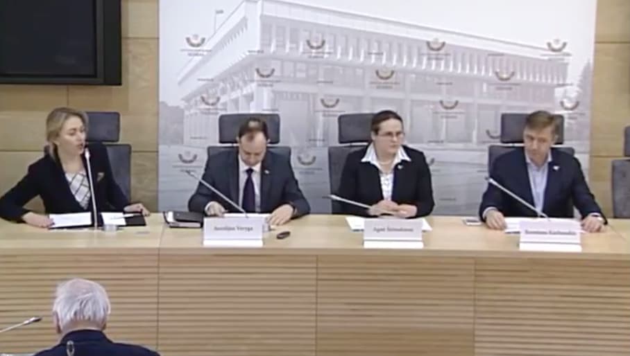 Gausiai susirinkę žurnalistai nebuvo pasiruošę užduoti klausimus ne apie kailinius