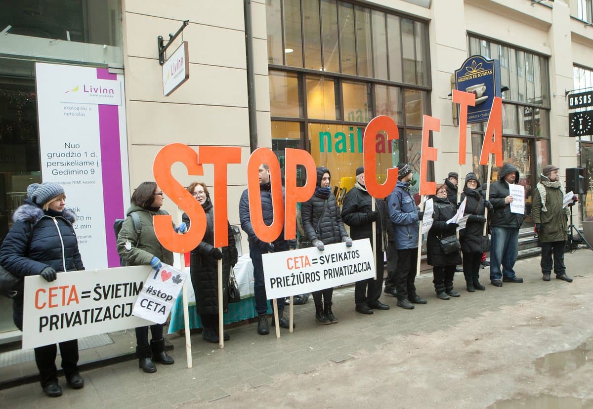 Korporacijų pergalė: Europos Parlamentas pritarė ES ir Kanados laisvosios prekybos sutarčiai