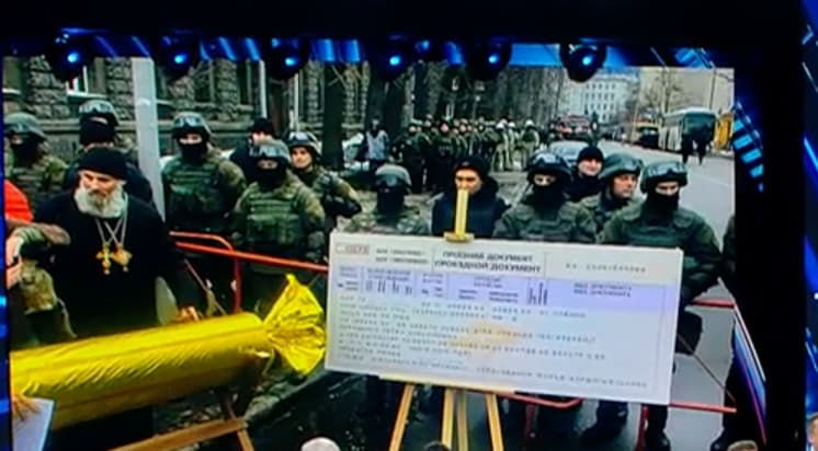 Orumo žygio Kijeve dalyviai P. Porošenkai paliko milžinišką saldainį ir bilietą į Rusiją