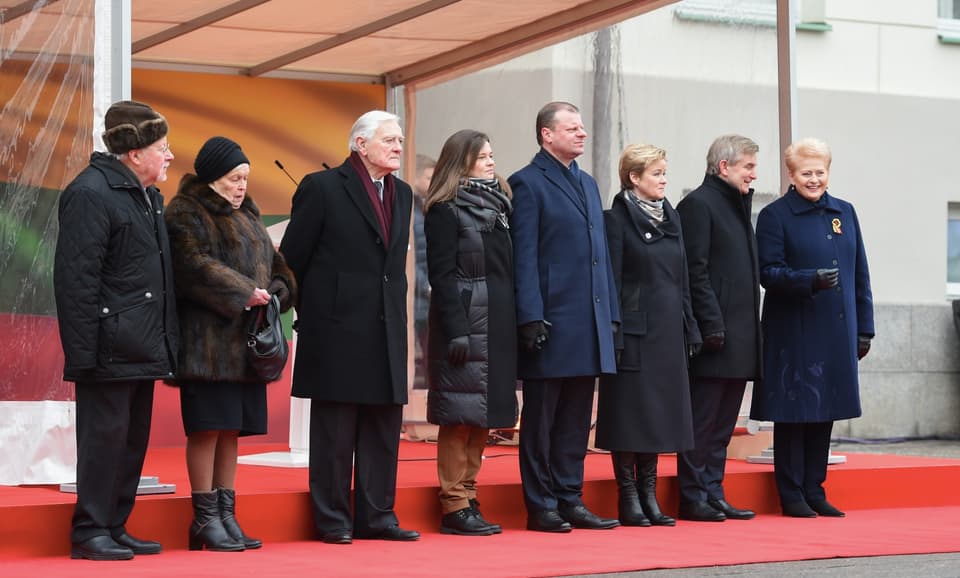V. Landsbergis (pirmas iš kairės). Dešinėje – apibendrintos biografijos NKVD gaisrininko (vėliau tremtinio) duktė, kolaborantė, Lietuvos Nepriklausomybės priešininkė, komunisto Mykolo Burokevičiaus bendražygė, Rusijos Federacijos valstybės paslaptis, prezidentė Dalia Grybauskaitė. Nuotr. prezidentas.lt