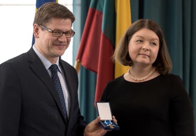Gynybos politikos direktoriui V. Urbeliui įteiktas Estijos gynybos ministerijos apdovanojimas