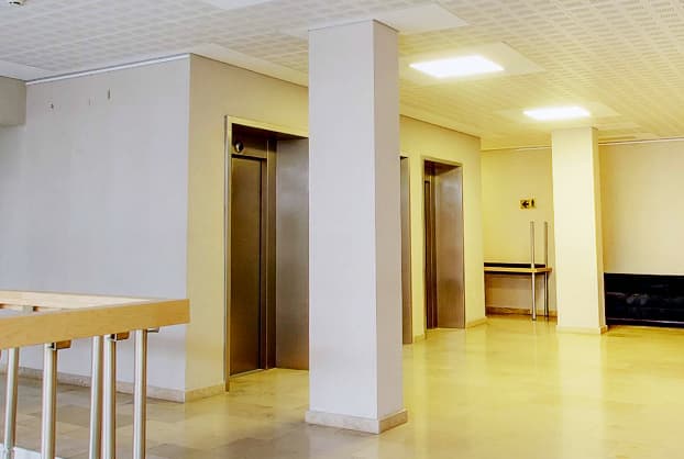 Liftas, kuriuo važinėja konservatorius su socialdemokrate.