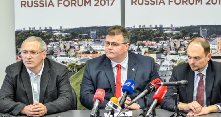 Disidentas M. Chodorkovskis, ministras L. Linkevičius ir V. Kara-Murza. Nuotr. urm.lt