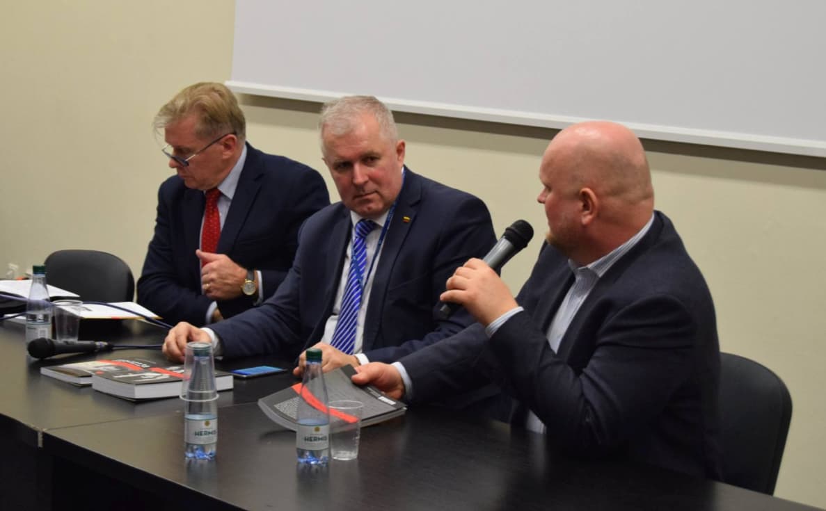 Konservatorius, Seimo Nacionalinio saugumo ir gynybos komiteto (NSGK) narys Arvydas Anušauskas (viduryje) pirmasis paviešino informaciją apie Rusijos statybas Lietuvos pasienyje. Nuotr. facebook.com