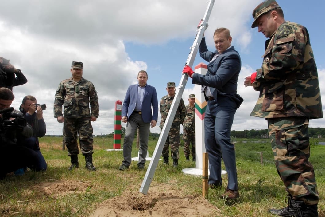 Griūvant senajam Lietuvos simboliui Gedimino kalnui, Vidaus reikalų ministro įmūrytas stulpelis su Rusija, siekiant apsisaugoti nuo šios šalies grėsmių, iš karto tapo naujuoju Lietuvos simboliu. <i>ekspertai.eu</i>
