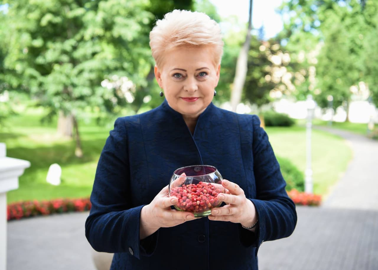 Prezidentė savo komandai pririnko žemuogių
