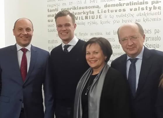 R. Juknevičienė (antra iš dešinės). Nuotr. facebook.com