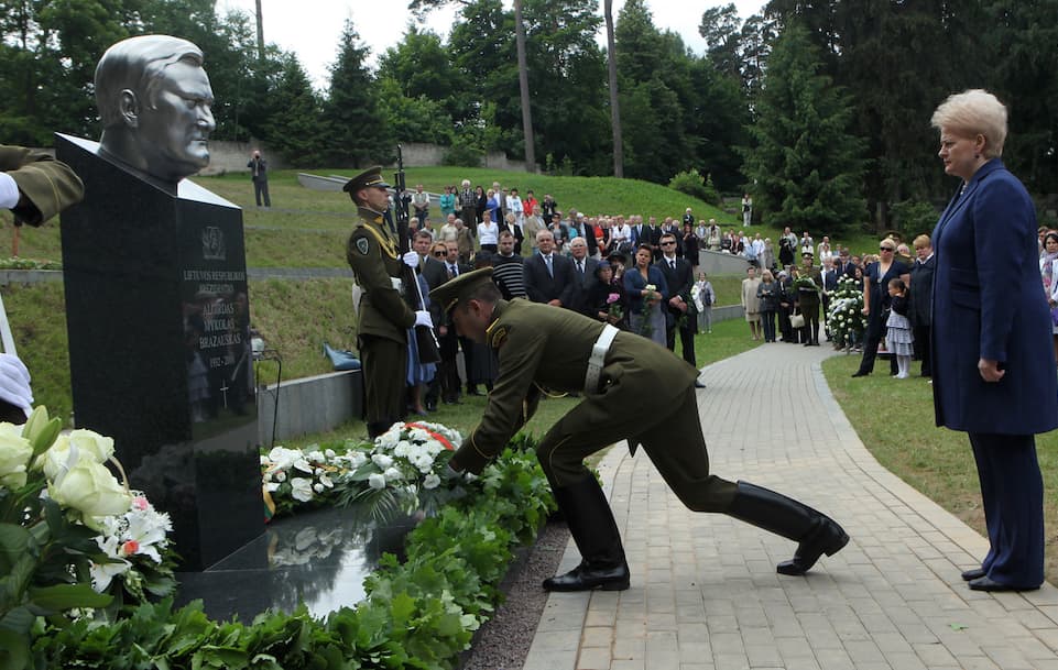 Komunistė D. Grybauskaitė prie komunisto A. M. Brazausko paminklo. Nuotr. prezidentas.lt